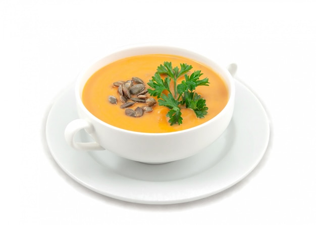 Kürbissuppe mit Kürbiskernen und Petersilie