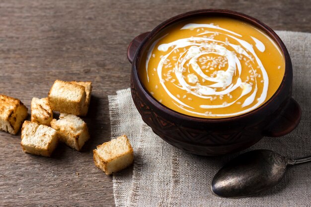 Kürbissuppe mit Sahne und Sesam mit Croutons