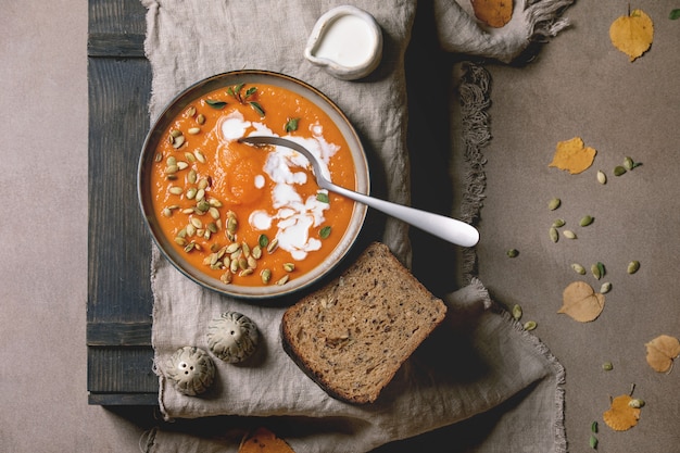 Foto kürbissuppe mit sahne