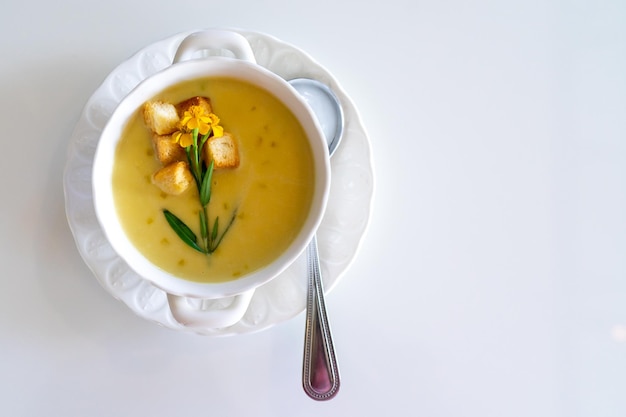 Kürbissuppe schön dekoriert mit Brot und Gemüseblume