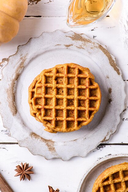 Kürbiswaffeln auf weißem Holzhintergrund