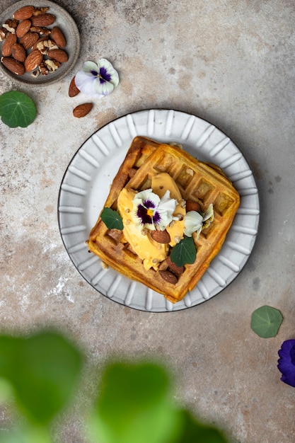 Kürbiswaffeln mit geschlagener Sanddorncreme