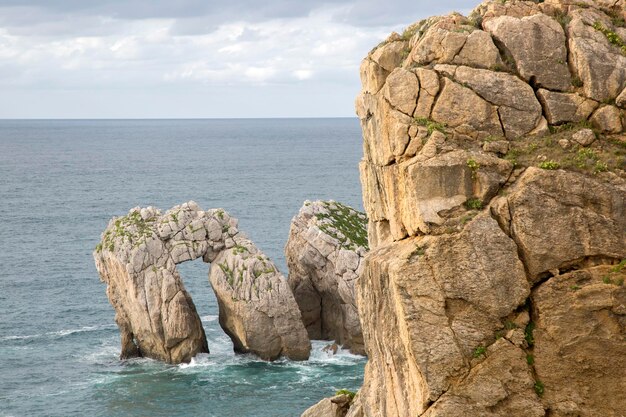 Küste am Strand von Portio, Santander, Kantabrien, Spanien