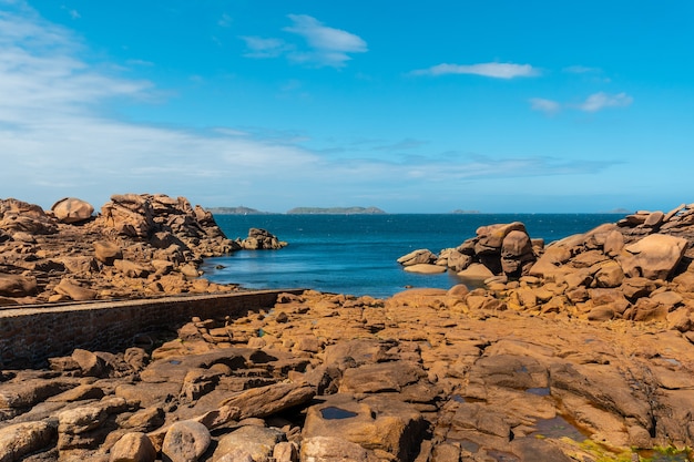 Küste bei Ebbe entlang des Leuchtturms Mean Ruz, Hafen von Ploumanach, in der Stadt Perros-Guirec, Cotes-d'Armor, in der französischen Bretagne, Frankreich.