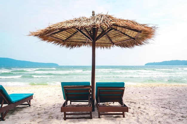 Küste der Insel Koh Rong Samloem Kambodscha Sonnenliege am Strand unter dem Sonnenschirm aus Stroh