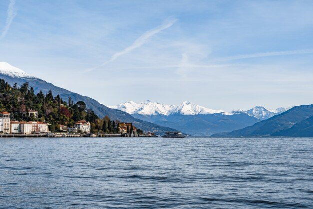 Küste der Stadt Tremezzo mit Bergen im Hintergrund Comer See Italien