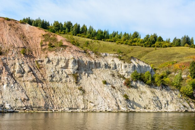 Küste der Wolga in der mittleren Wolga-Region in der Republik Tatarstan. Herbstlandschaft. Fotografieren vom Schiff aus.