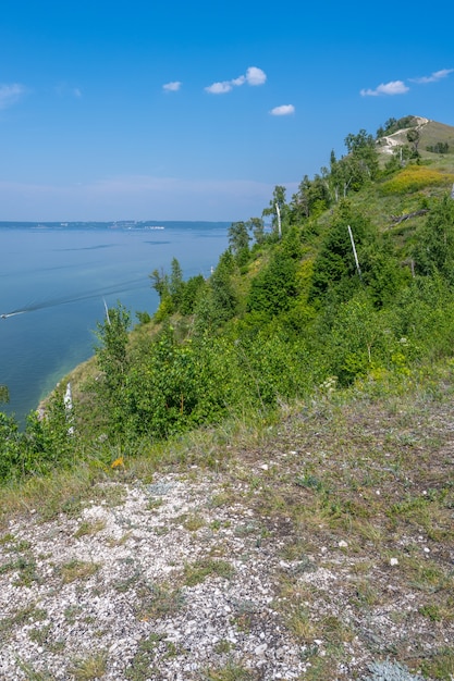 Küste der Wolga in der Nähe der Stadt Zhigulevsk. Zhiguli-Gebirge. Samarskaja Luka. Sommer.