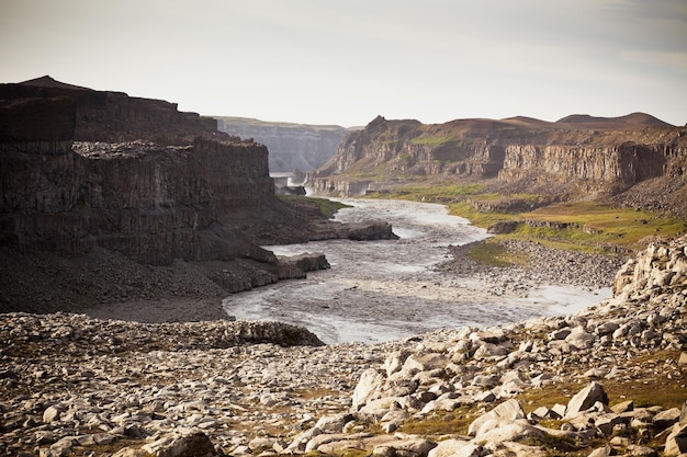 Küste des isländischen Flusses Jokulsa a Fjollum