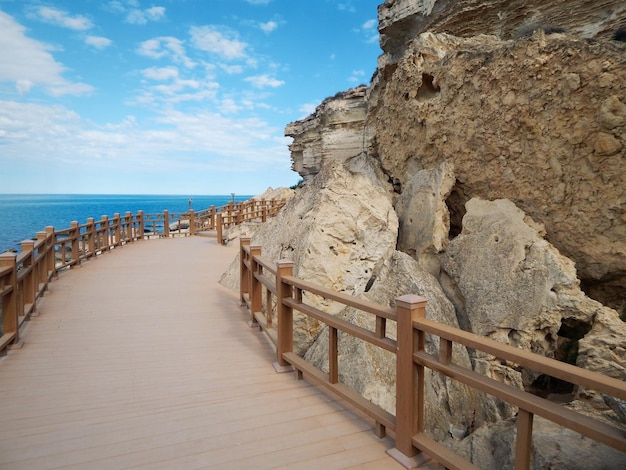 Küste des Kaspischen Meeres Felsenpfad Kasachstan Stadt Aktau 16. Juli 2019 Jahr