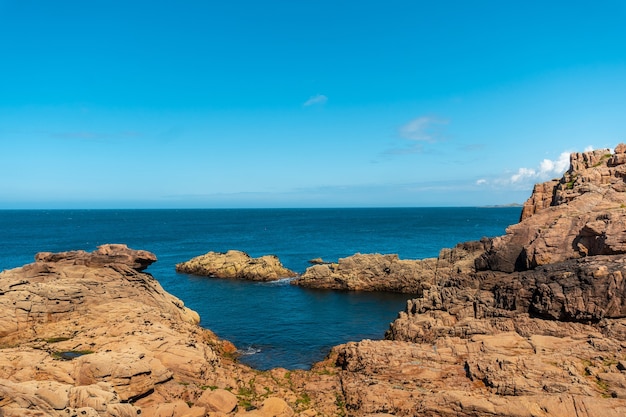 Küste entlang Lighthouse Mean Ruz, Hafen von Ploumanach, in der Stadt Perros-Guirec, Cotes-d'Armor, in der französischen Bretagne, Frankreich.