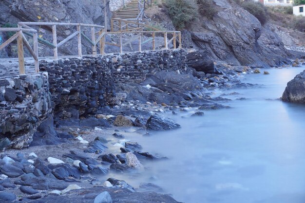 Küste in Benalmadena Spanien mit weißem Geländer