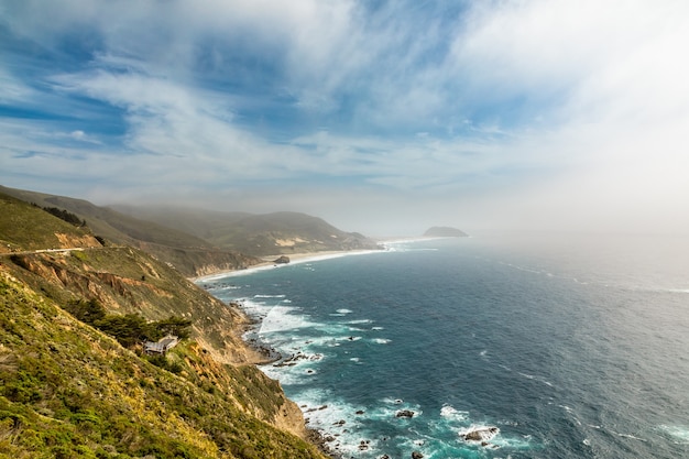 Küste Kaliforniens bei Carmel-by-the-Sea an einem Frühlingstag