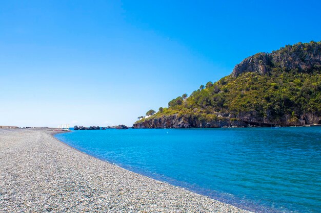 Küste, kristallklares Wasser mit Kieselstrand, Baner-Sommerpalmen, Sommertropisch