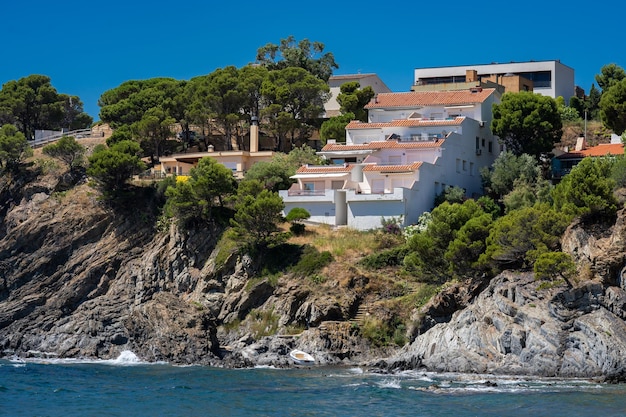 Foto küste mit klarem blauem wasser und weißen häusern ländliche landschaft an der costa brava spanien