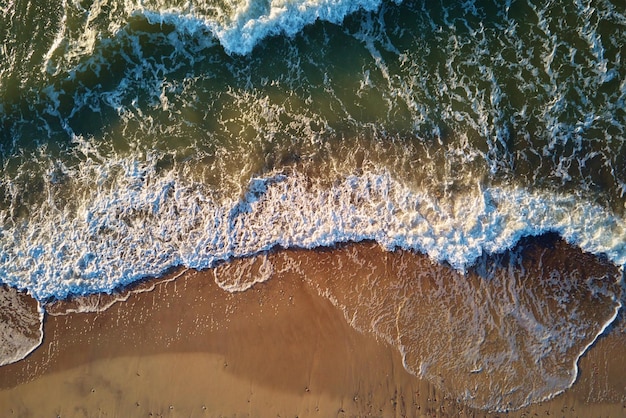 Küste mit Meereswellen und Draufsicht auf den Sandstrand