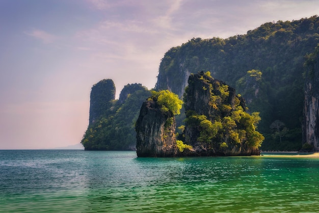 Küste mit riesigen Klippen auf der Insel Koh Hong in Thailand