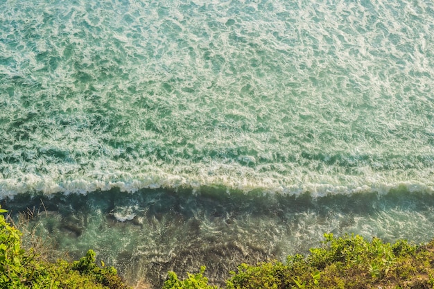 Foto küste mit rollenden wellen, blick aus einer höhe von 300 metern.