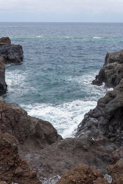 Küste mit Steinen auf der Insel Teneriffa