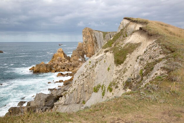 Küste und Klippen am Strand von Portio, Santander, Spanien