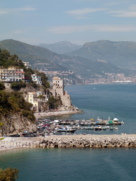 Küste von Italien und der Hafen mit mehreren Sportyachten