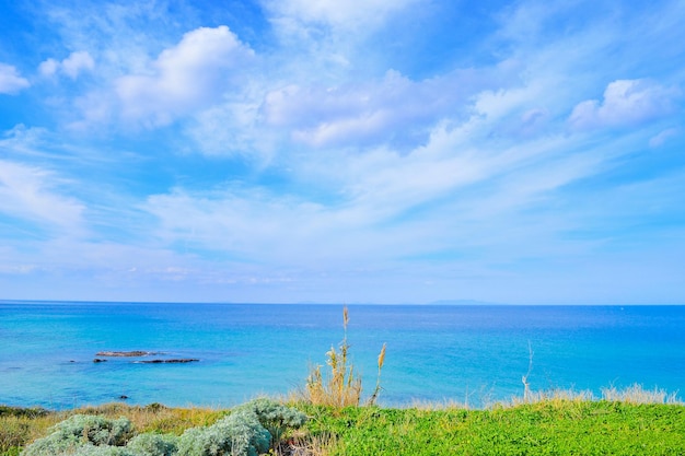 Küste von Lu Bagnu an einem bewölkten Tag Sardinien