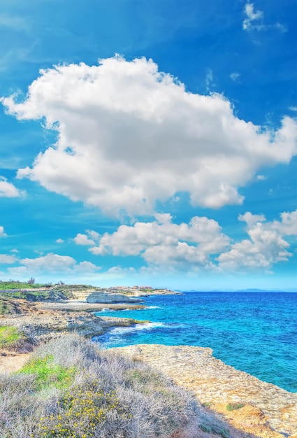 Küste von Porto Torres unter einer riesigen Wolke