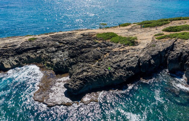 Küste vor La'ie Point auf Oahu Hawaii mit Meeresangler auf der Landzunge