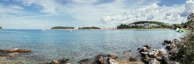 Küstenbuchtlandschaft in Kroatien-Sommerferien