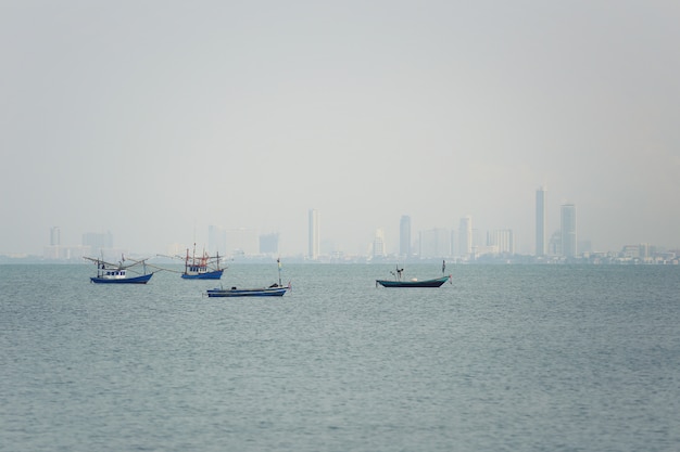 Küstenfischerboot im Meer bei Wetter ist bedeckt.