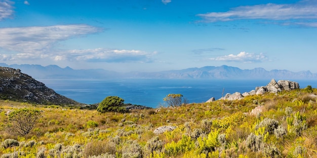Küstengebirgslandschaft mit Fynbos-Flora in Kapstadt Südafrika