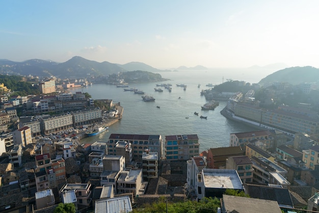 Küstenhafen mit Wohnhäusern in Taizhou Zhejiang