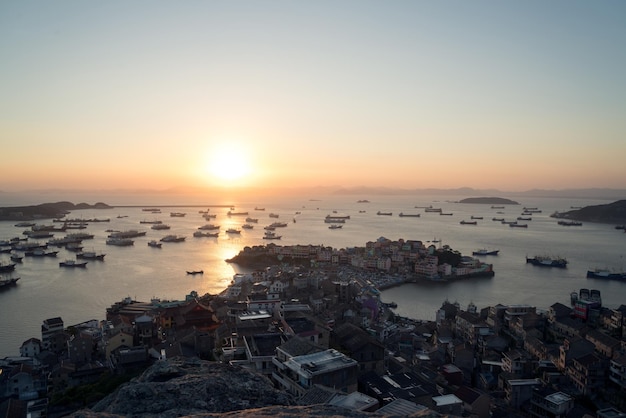 Küstenhafen mit Wohnhäusern in Taizhou Zhejiang