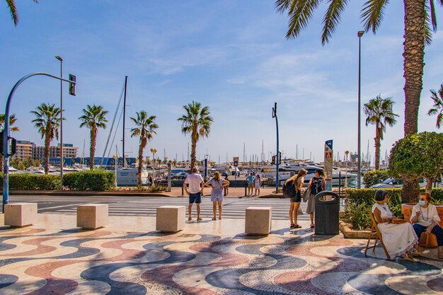 Küstenlandschaft mit Yachthafen in Alicante, Spanien, an einem warmen, sonnigen Sommertag