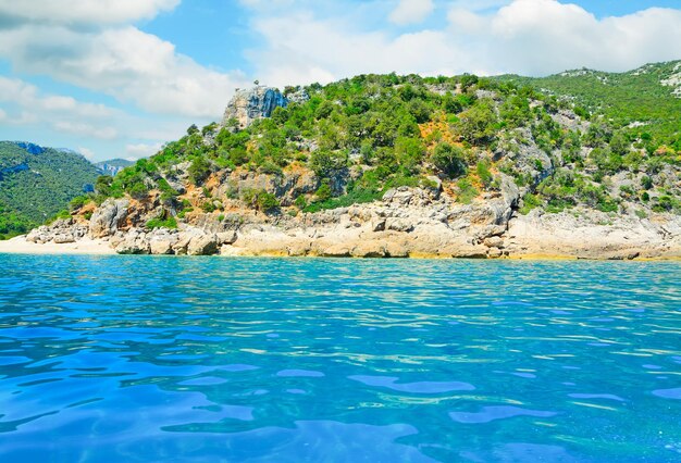 Küstenlinie von Cala Gonone an einem bewölkten Tag Sardinien