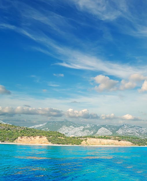 Küstenlinie von Cala Gonone an einem bewölkten Tag Sardinien