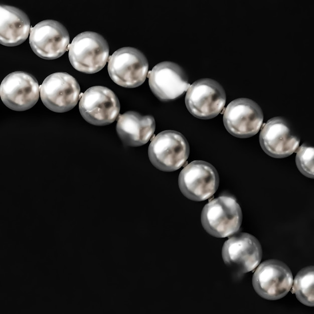 Küstenschmuckmode-Perlenkette unter Schwarzwasserhintergrund, Glamour-Stil, Geschenk und schickes Geschenk für Luxus-Schmuckmarken-Urlaubsbanner-Design