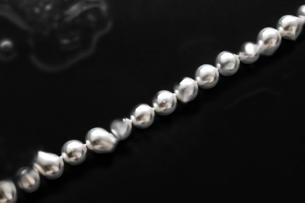 Küstenschmuckmode-Perlenkette unter Schwarzwasserhintergrund, Glamour-Stil, Geschenk und schickes Geschenk für Luxus-Schmuckmarken-Urlaubsbanner-Design