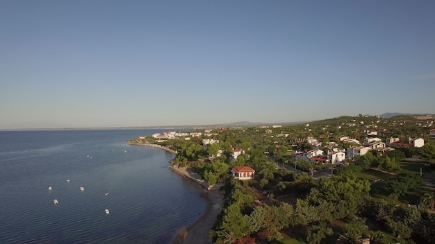 Küstenstadtszene mit blauem meerluftbild von trikorfo strand griechenland