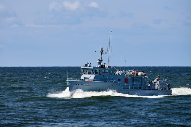 Küstenwache, Rettungs- und Unterstützungspatrouillenboot für Verteidigungssegeln im blauen Meer. Marinepatrouillenschiff zum Schutz der Wassergrenzen und der Fischerei. Militärschiff, Kriegsschiff, Schlachtschiff. Baltische Flotte, russische Marine