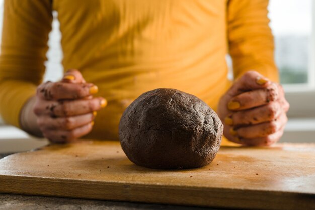 Kugel aus Teig und Kakao auf einem Holzbrett