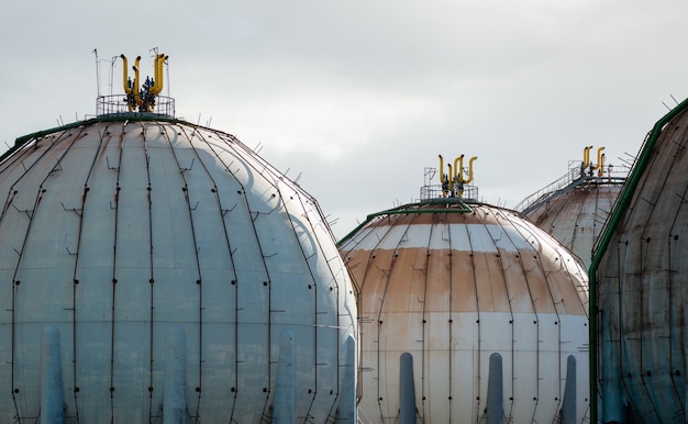 Kugelförmiger Erdgastank in der petrochemischen Industrie bei Tageslicht