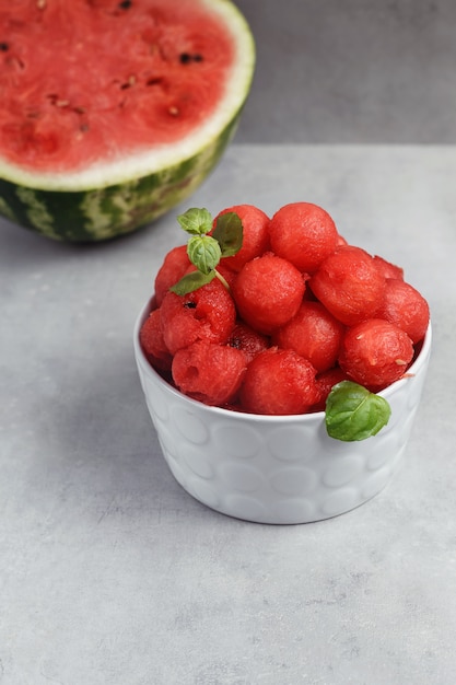 Kugeln der Wassermelone. Obstsalat mit Wassermelonenkugeln. Ansicht von oben.