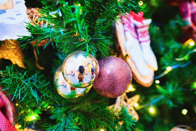 Kugeln des geschmückten Weihnachtsbaums im alten Riga, Lettland. Der Tannenbaum ist mit festlichen Symbolen und Accessoires geschmückt.