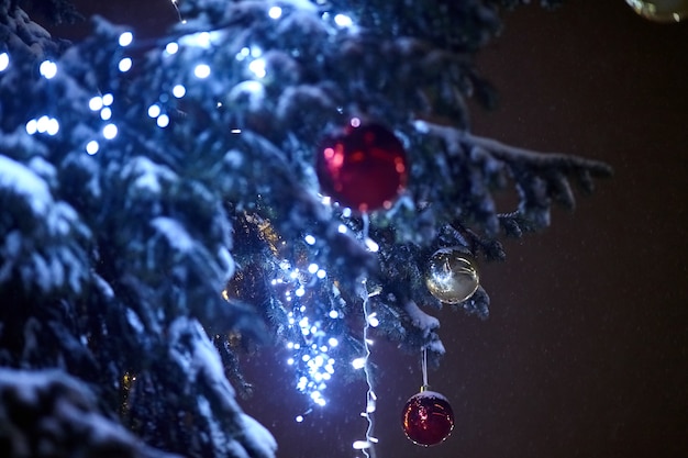 Kugeln und leichte Girlande hängen am Weihnachtsbaum