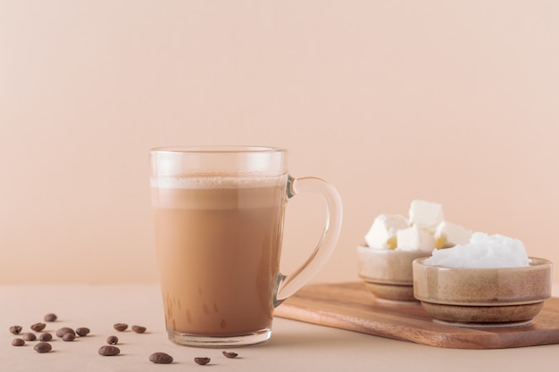 Kugelsicherer Kaffee, gemischt mit Bio-Butter und MCT-Kokosöl, Paläo, Keto, ketogenem Getränkefrühstück.