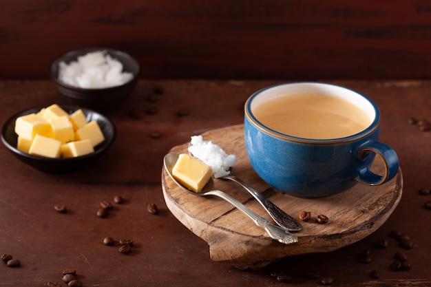 Kugelsicherer Kaffee, Keto-Paläo-Getränk gemischt mit Butter und Kokosöl