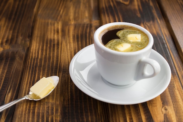 Kugelsicheres Kaffee-Keto-Diät-Energiegetränk auf dem hölzernen Hintergrund