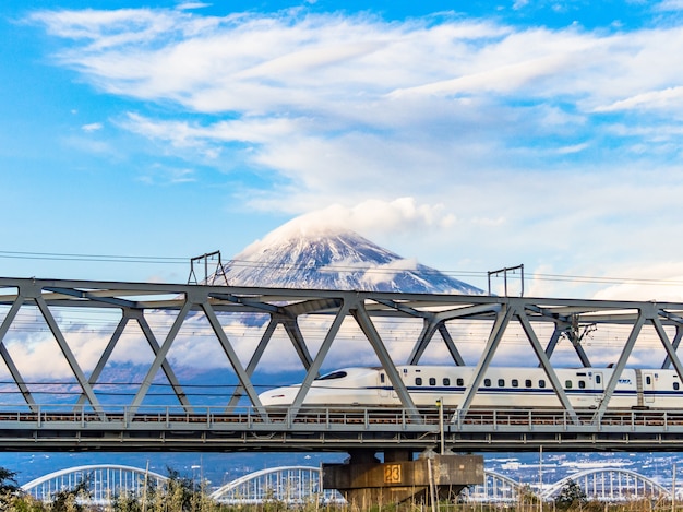 Foto kugelzug mit fuji-berg im hintergrund.