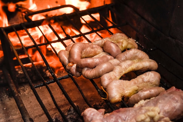 Kuhdarmer auf dem Grill Argentinische traditionelle Küche